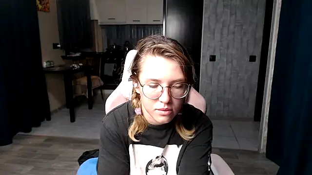 Snapshot of Reginasmilee chatting on 09-18-25, 11:29 Reginasmilee online show from 09-18-25, 11:29