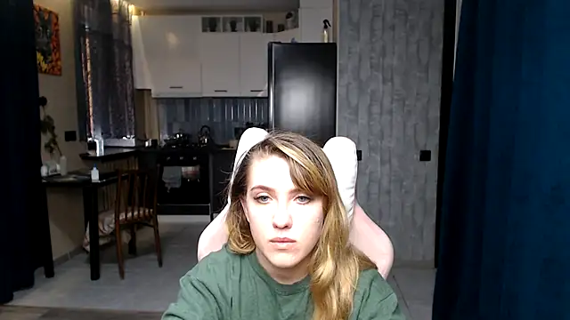 Snapshot of Reginasmilee chatting on 09-27-25, 12:32 Reginasmilee online show from 09-27-25, 12:32