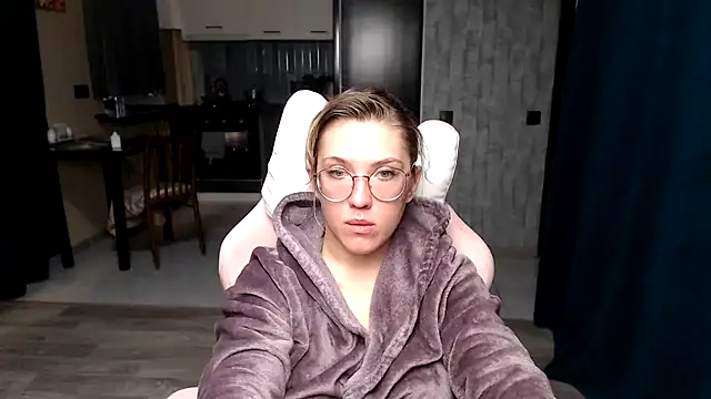 Snapshot of Reginasmilee chatting on 09-29-25, 01:27 Reginasmilee online show from 09-29-25, 01:27