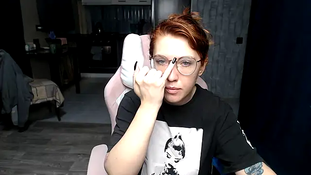 Snapshot of Reginasmilee chatting on 10-15-25, 02:01 Reginasmilee online show from 10-15-25, 02:01