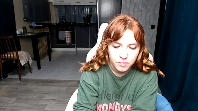 Snapshot of Reginasmilee chatting on 10-17-25, 02:59 Reginasmilee online show from 10-17-25, 02:59