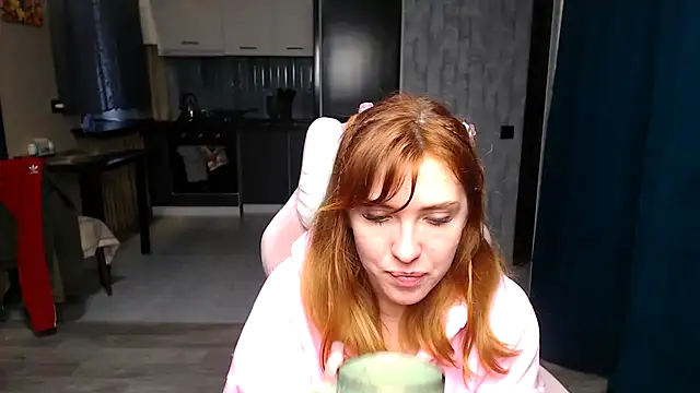 Snapshot of Reginasmilee chatting on 10-27-25, 12:31 Reginasmilee online show from 10-27-25, 12:31