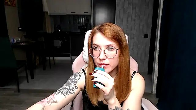 Reginasmilee online show from 11-19-25, 01:55