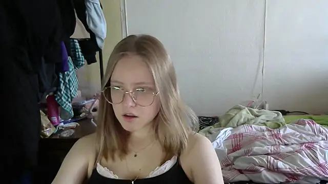 WinifredLunney online show from 07-17-26, 05:03