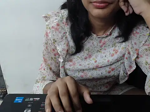 Sizzling Ruhii  online show from 07-05-26, 03:52