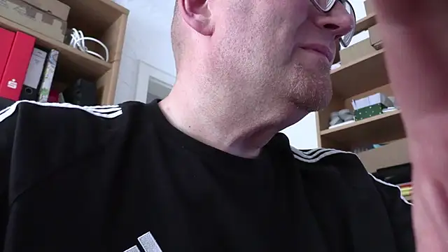 Snapshot of Tommolli chatting on 07-17-26, 06:02 Tommolli online show from 07-17-26, 06:02