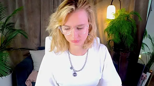 NoraMoreau online show from 07-19-26, 07:23