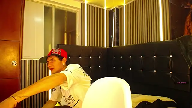 Snapshot of royalsexxx_ chatting on 07-19-26, 11:47 royalsexxx online show from 07-19-26, 11:47