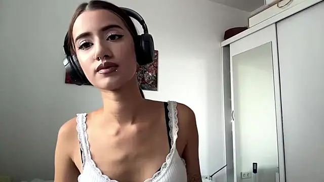 Snapshot of JuliaPierce chatting on 07-15-26, 12:43 JuliaPierce online show from 07-15-26, 12:43