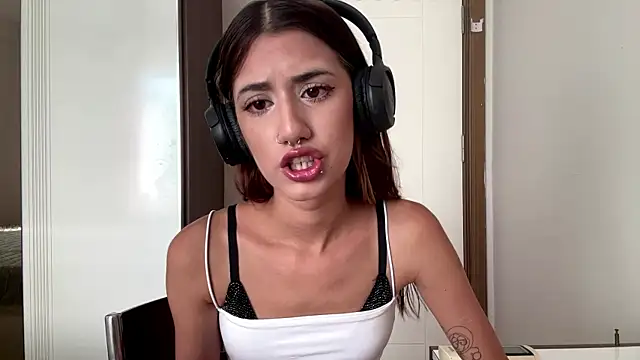 Snapshot of JuliaPierce chatting on 07-20-26, 01:35 JuliaPierce online show from 07-20-26, 01:35