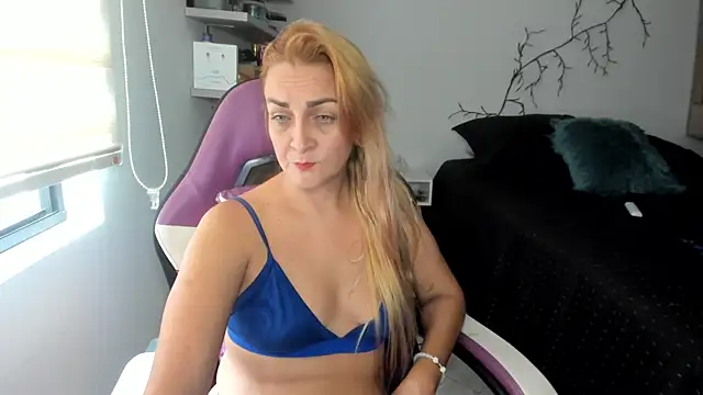 adri smoke online show from 07-19-26, 04:11