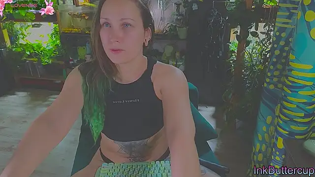 Snapshot of Dead_Butterfly chatting on 10-01-25, 03:01 Dead Butterfly online show from 10-01-25, 03:01