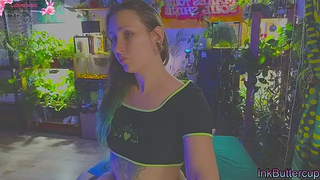 Snapshot of Dead_Butterfly chatting on 10-12-25, 02:54 Dead Butterfly online show from 10-12-25, 02:54