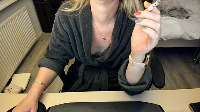 Snapshot of minoesje37 chatting on 01-12-25, 08:36 minoesje37 online show from 01-12-25, 08:36