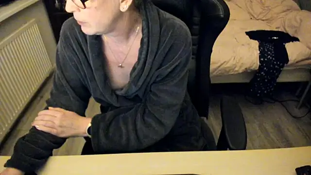 Snapshot of minoesje37 chatting on 02-10-25, 08:42 minoesje37 online show from 02-10-25, 08:42