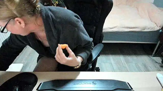 Snapshot of minoesje37 chatting on 02-25-25, 08:41 minoesje37 online show from 02-25-25, 08:41