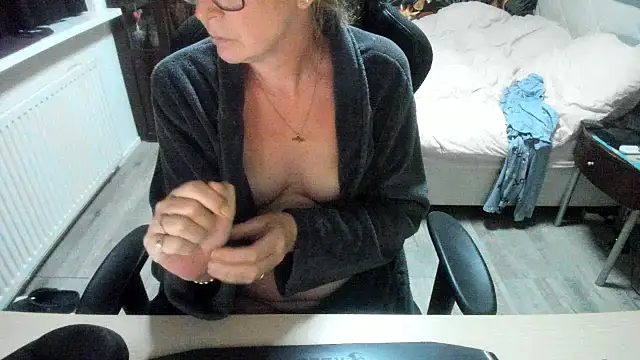 Snapshot of minoesje37 chatting on 09-16-25, 07:15 minoesje37 online show from 09-16-25, 07:15