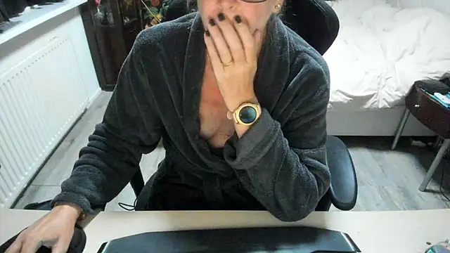 Snapshot of minoesje37 chatting on 09-24-25, 08:01 minoesje37 online show from 09-24-25, 08:01