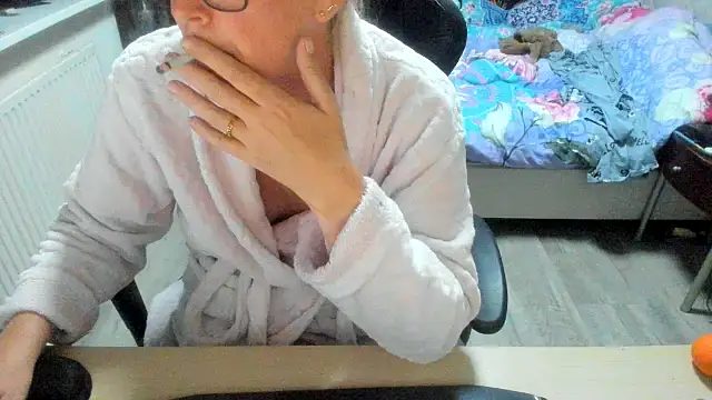 Snapshot of minoesje37 chatting on 10-06-25, 07:11 minoesje37 online show from 10-06-25, 07:11