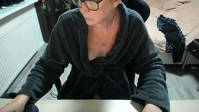 Snapshot of minoesje37 chatting on 10-27-25, 08:35 minoesje37 online show from 10-27-25, 08:35