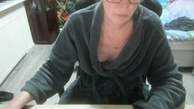 Snapshot of minoesje37 chatting on 01-10-26, 08:10 minoesje37 online show from 01-10-26, 08:10