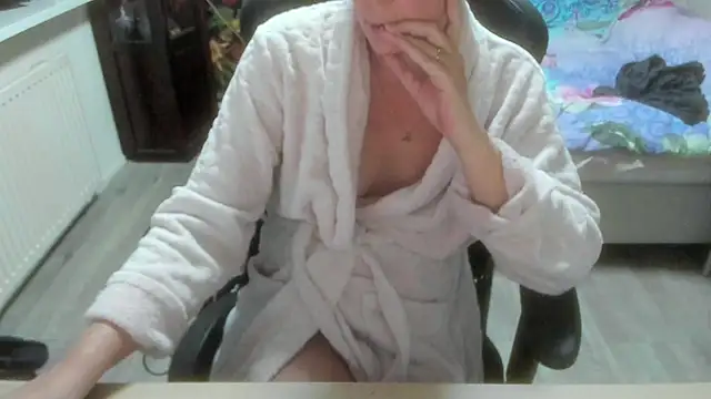 Snapshot of minoesje37 chatting on 01-12-26, 08:36 minoesje37 online show from 01-12-26, 08:36