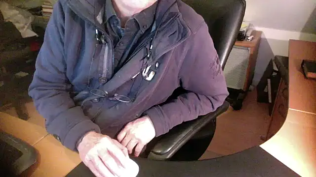 Snapshot of outlaw200 chatting on 12-13-24, 03:43 outlaw200 online show from 12-13-24, 03:43