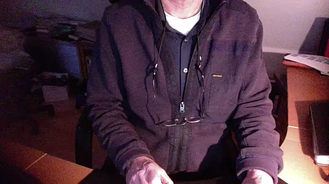 Snapshot of outlaw200 chatting on 01-02-25, 03:40 outlaw200 online show from 01-02-25, 03:40