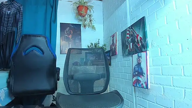 Snapshot of Zack_Grey chatting on 02-18-25, 01:00 Zack Grey online show from 02-18-25, 01:00