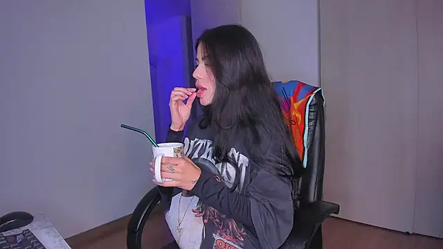 Snapshot of Lisegg_ chatting on 11-19-25, 10:04 Lisegg online show from 11-19-25, 10:04