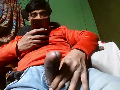 Snapshot of desiboy1101 chatting on 12-19-24, 02:13 desiboy1101 online show from 12-19-24, 02:13