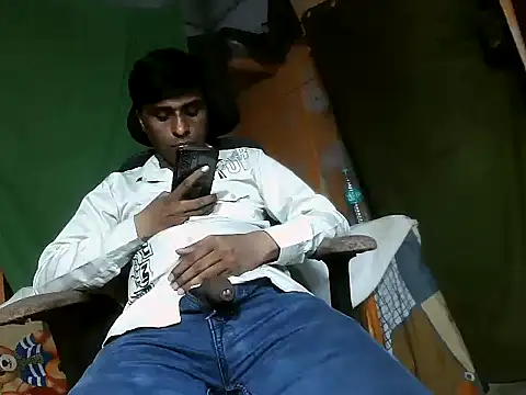 Snapshot of desiboy1101 chatting on 10-28-25, 01:58 desiboy1101 online show from 10-28-25, 01:58