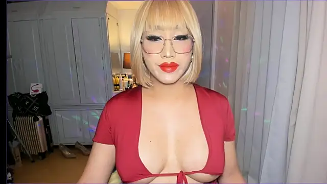 Snapshot of AliciaGundersen chatting on 09-28-25, 04:34 AliciaGundersen online show from 09-28-25, 04:34