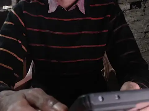 Snapshot of ThethunderPo chatting on 12-17-24, 12:33 ThethunderPo online show from 12-17-24, 12:33