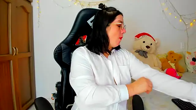 Snapshot of Susan_Foxx chatting on 12-24-24, 07:22 Susan Foxx online show from 12-24-24, 07:22