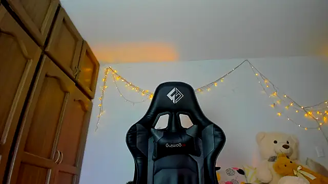 Snapshot of Susan_Foxx chatting on 01-04-25, 11:17 Susan Foxx online show from 01-04-25, 11:17