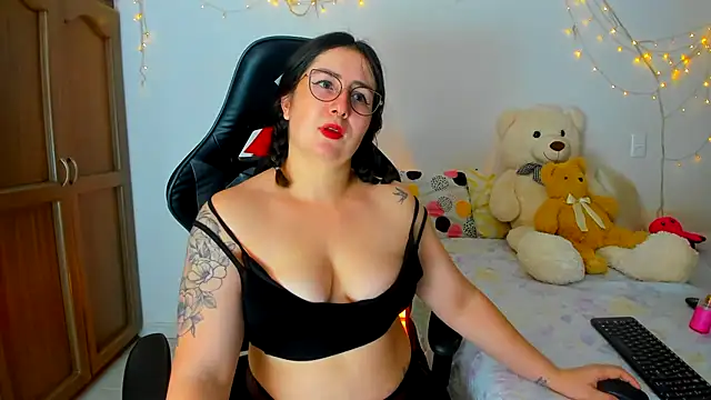 Snapshot of Susan_Foxx chatting on 01-06-25, 08:39 Susan Foxx online show from 01-06-25, 08:39