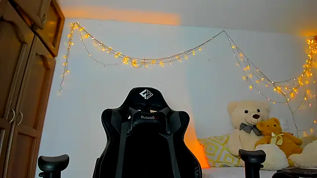 Snapshot of Susan_Foxx chatting on 01-18-25, 11:22 Susan Foxx online show from 01-18-25, 11:22