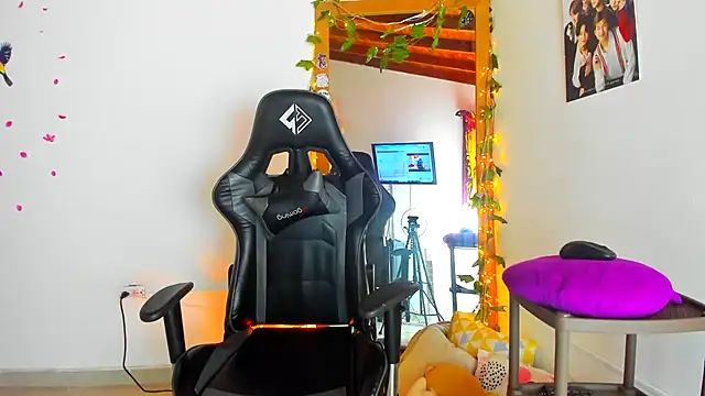 Snapshot of Susan_Foxx chatting on 03-18-25, 10:26 Susan Foxx online show from 03-18-25, 10:26