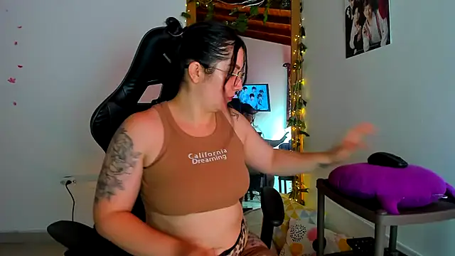 Snapshot of Susan_Foxx chatting on 03-20-25, 07:46 Susan Foxx online show from 03-20-25, 07:46