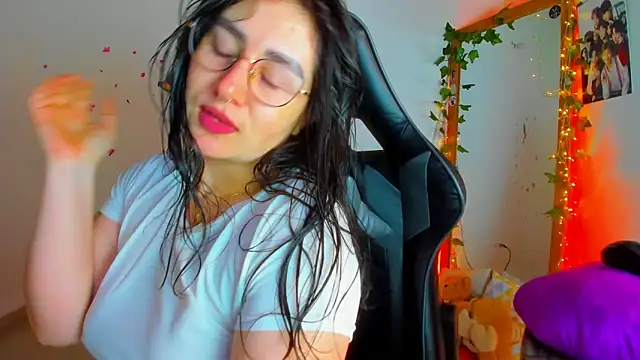 Snapshot of Susan_Foxx chatting on 10-13-25, 07:14 Susan Foxx online show from 10-13-25, 07:14