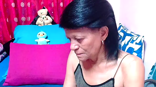 Snapshot of SLUTTYROXY chatting on 10-27-25, 06:06 SLUTTYROXY online show from 10-27-25, 06:06