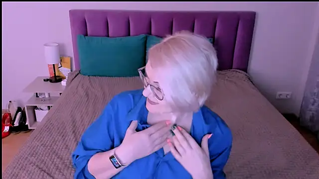 sabrinamacmarren online show from 09-30-25, 04:01