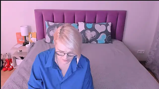 sabrinamacmarren online show from 10-21-25, 02:40