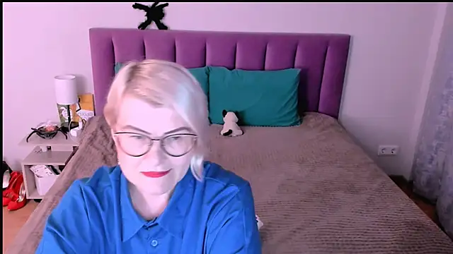 sabrinamacmarren online show from 10-28-25, 02:31