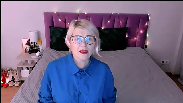 sabrinamacmarren online show from 12-18-25, 02:34