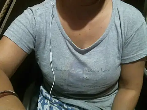 Snapshot of UrsMansi chatting on 06-04-26, 02:39 UrsMansi online show from 06-04-26, 02:39