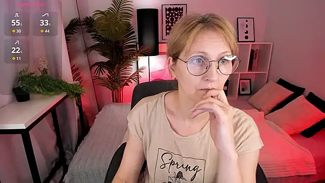 Snapshot of Paris_Cherry chatting on 02-28-26, 01:01 Paris Cherry online show from 02-28-26, 01:01