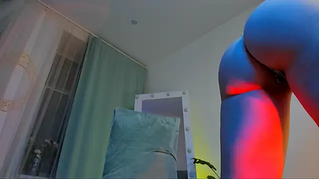 Snapshot of LilianKroft chatting on 12-13-24, 11:45 LilianKroft online show from 12-13-24, 11:45