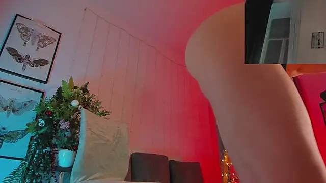 Snapshot of LilianKroft chatting on 12-25-24, 12:26 LilianKroft online show from 12-25-24, 12:26